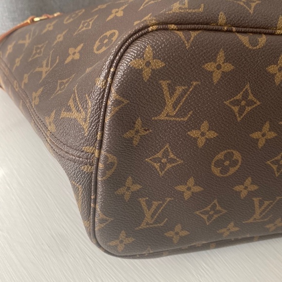 Louis Vuitton Neverfull MM Monogram - Picture 9 of 17